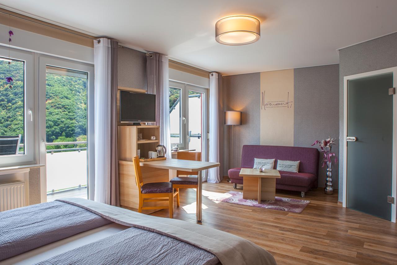 Hotel-Restaurant-Weingut Kapellenhof Klotten Exteriör bild